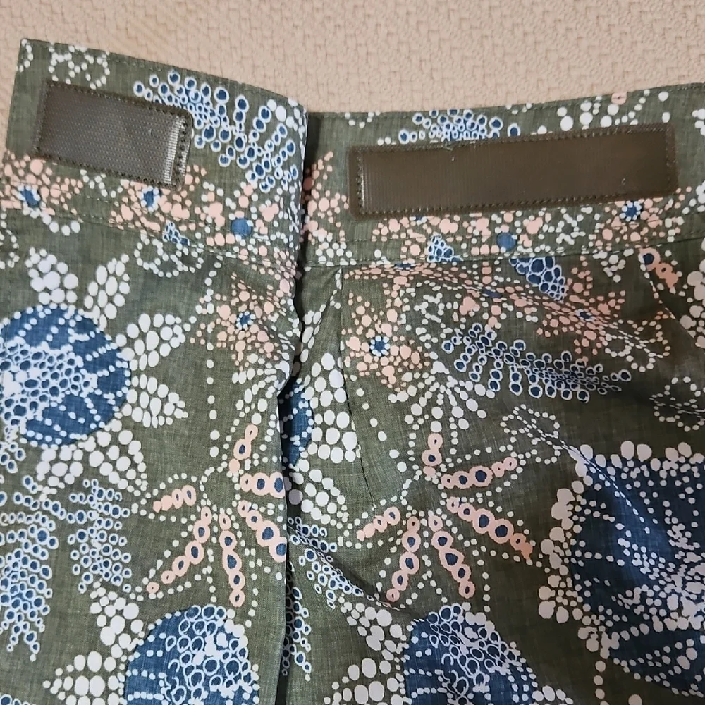 Ripskirt Hawaii Olive, Blue, White, Peach Pattern Size Large- Length 3 - Picture 9 of 11